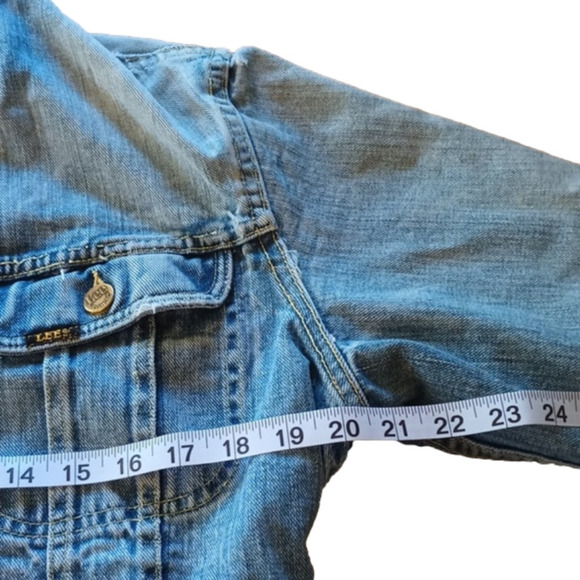 VINTAGE/ retro distressed Lee jean jacket. See measurements. Couple stains. - Picture 14 of 16